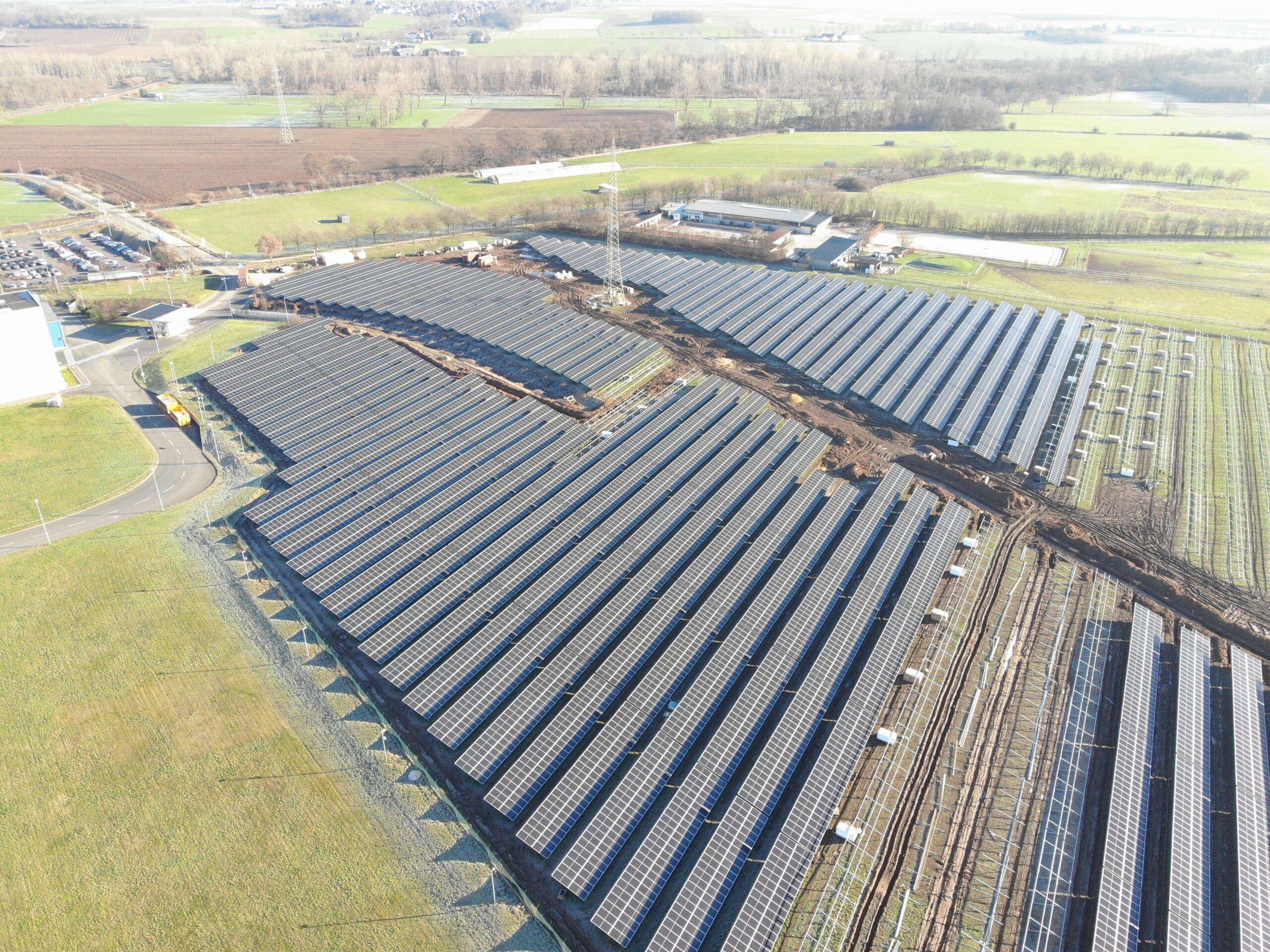 Eine Baustelle auf Hochtouren: Ein 10,25 MWp Solarpark in Linnich